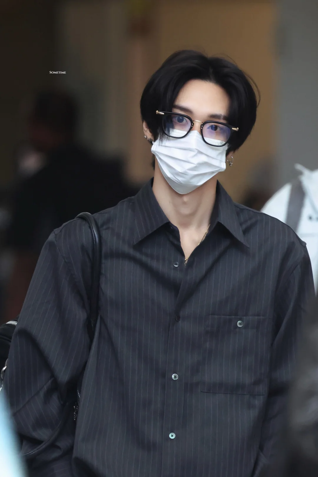 穿黑衬衫的元彬