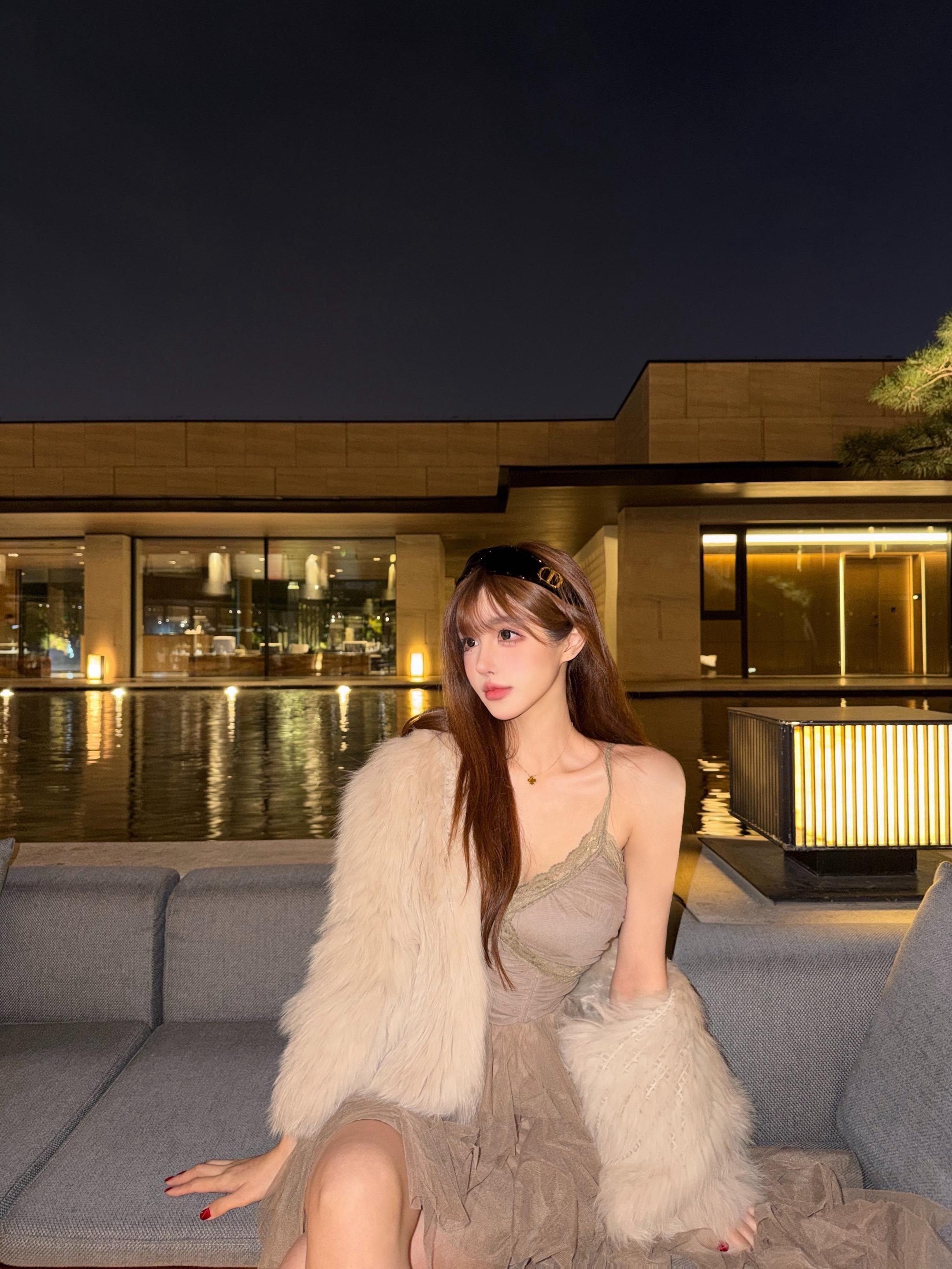 别人秀恩爱：鲜花/高级餐厅/奢侈品/豪车 你秀恩爱：聊天记录