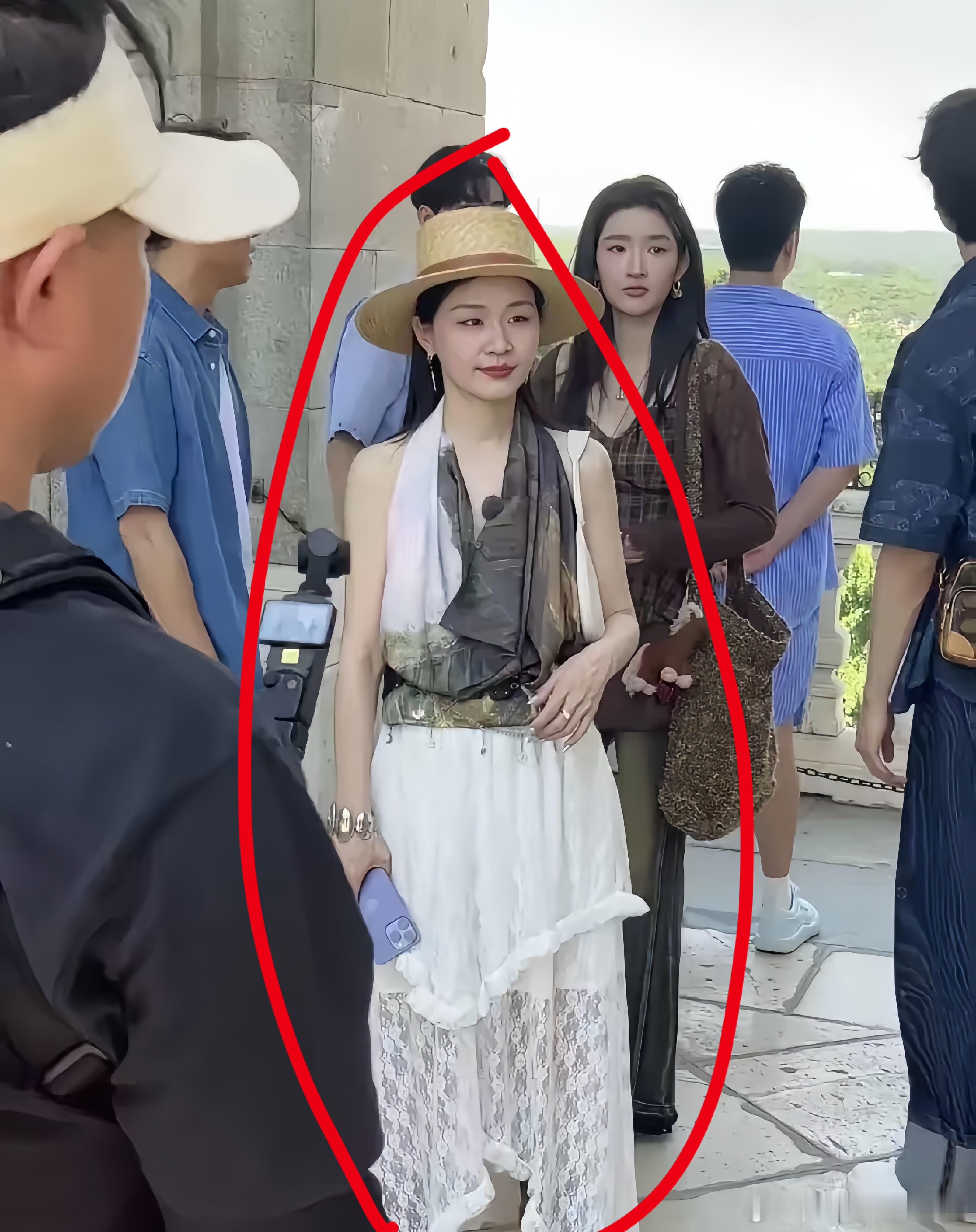 感觉金靖自从结了婚，有了孩子以后，气质和穿搭都不一样了。 ​​​