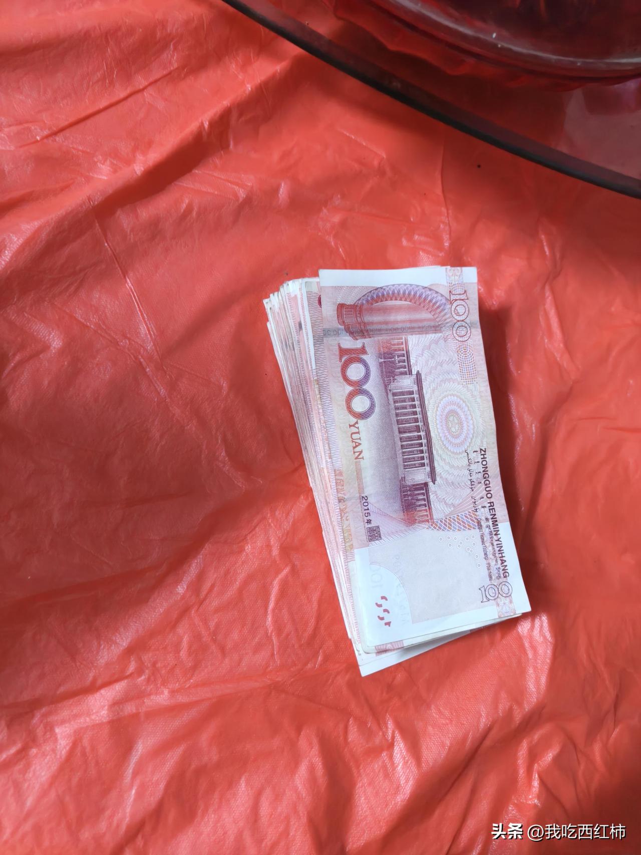 我闺女过生日  我妈给了一万  这个铜臭味太吸引人了  我只能死死克制我的贪婪 