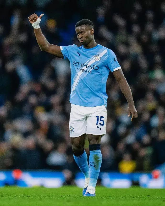 曼城新援格伊表现十分亮眼！25岁的他从水晶宫加盟，尽管合同仅剩半年，曼城仍以超3