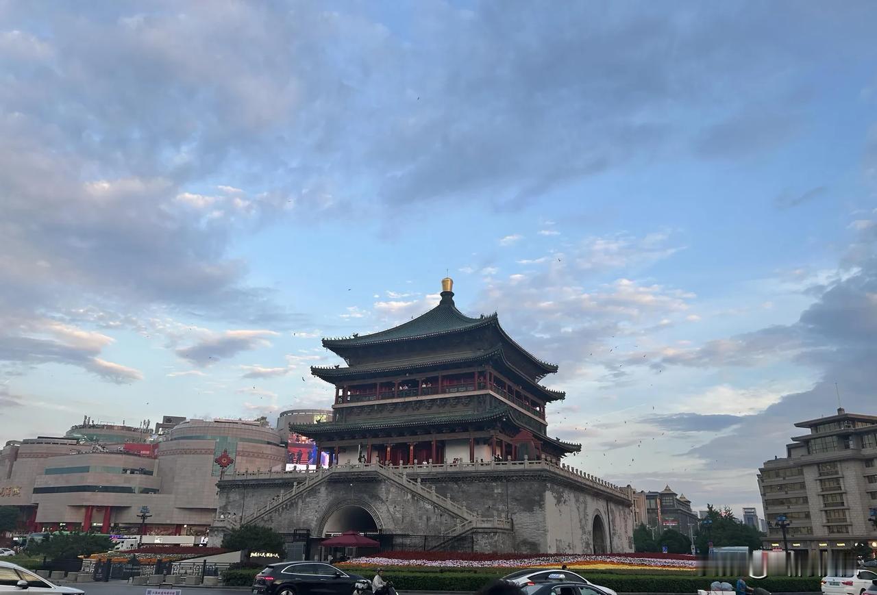 炎日高悬热浪狂：西安七月十日纪事

晨起推开窗，并未迎来预想的清风——一股热浪轰