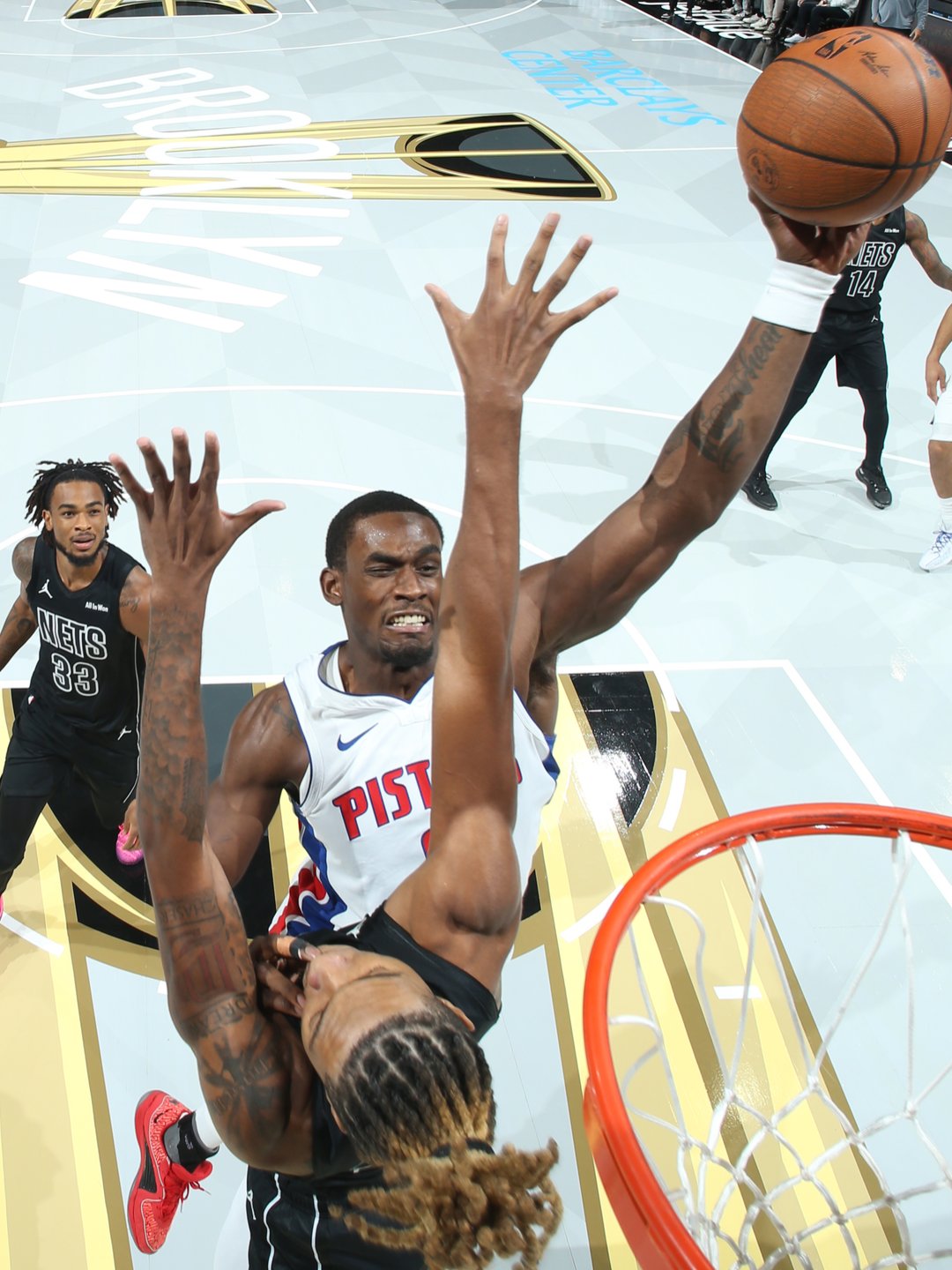 汽车城擎天柱！活塞官方晒杰伦-杜伦的赛场照与球迷分享