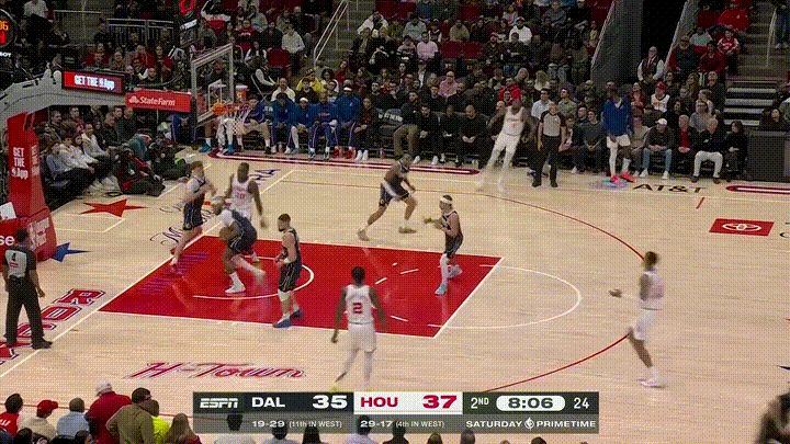 火箭老将卡佩拉真是太悲催了，他惨遭状元郎弗拉格的无情隔扣。在今天进行的火箭和独行