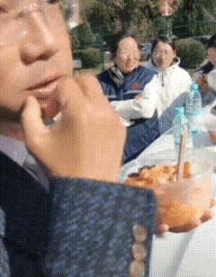 李律真是招人稀罕[赞]
男女老少都喜欢他[大笑]
不信你看这位嬢嬢[捂脸]
妥妥