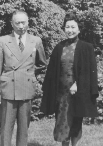 1985年，98岁的顾维钧在浴缸里安然离世，门外妻子捧着热茶等他醒来，却等了整整