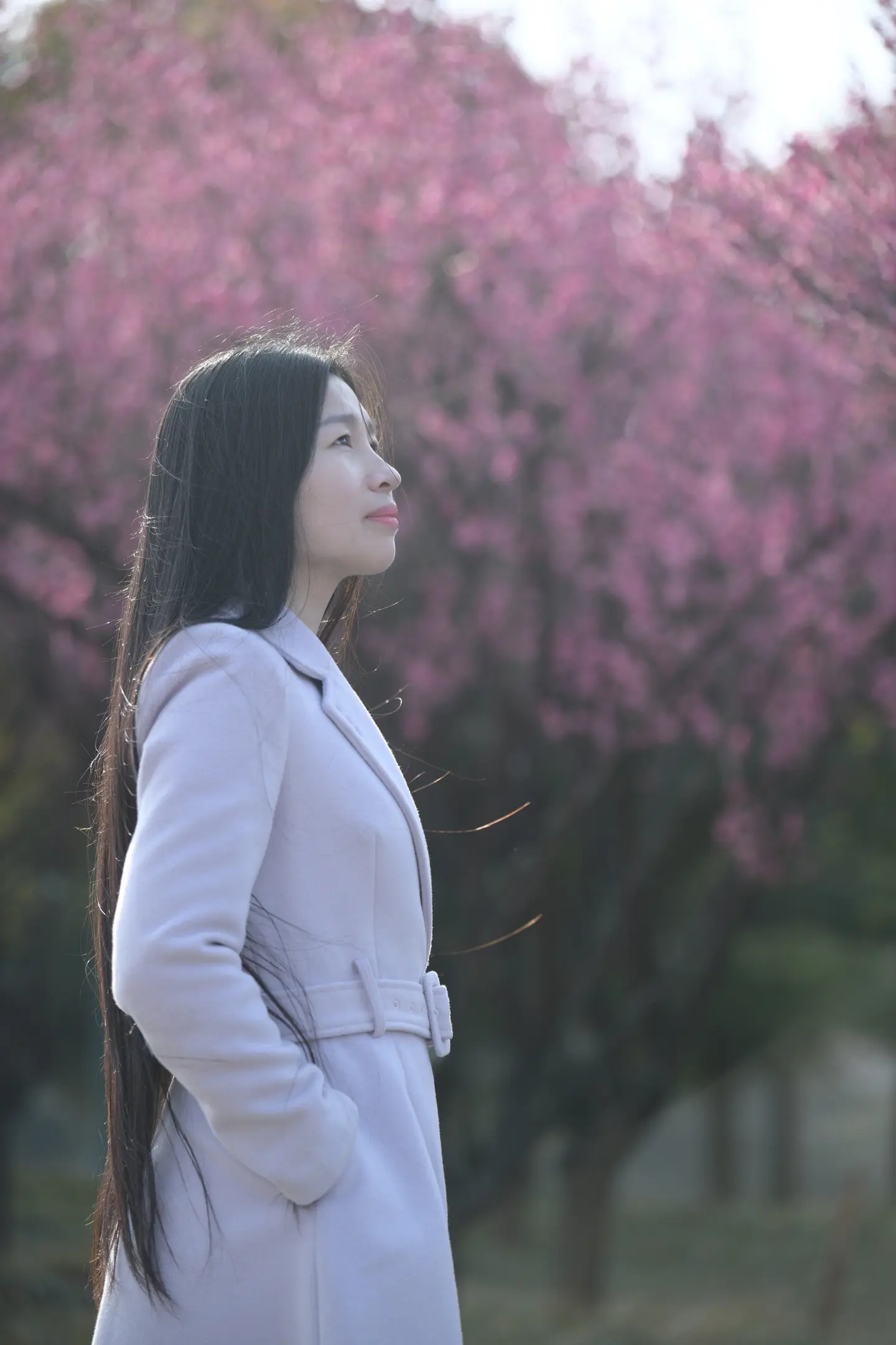 一定要找一个满眼是你的男人，你什么事情都不用去问他，他会把所有的都告诉你，这叫坦诚！你不喜欢的事情不用你去说，他会主动去改，这叫态度！你不需要找他要钱花，但他会主动给你，这叫偏爱！比你好的人有很多，但他心里却只有你一个人，这是专一！爱是细节，不爱也是…”“心这东西很贵，给对了人无价，给错了人一文不值.  饭要和投缘的人吃，日子要和懂你的人过，话要和有回应的人讲，不能陪你碎碎念念的人，又怎么陪你岁岁年年呢？