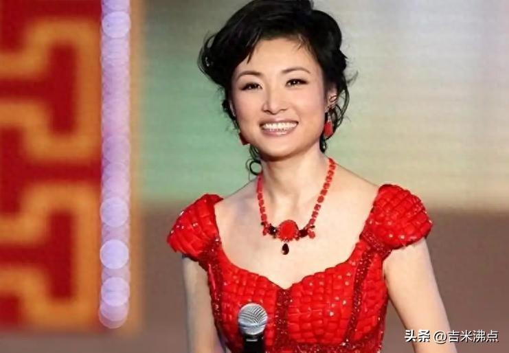 57岁主持界“顶流”突然演短剧，春晚女神被雨淋成网红，她到底图啥？
今天刷到周涛