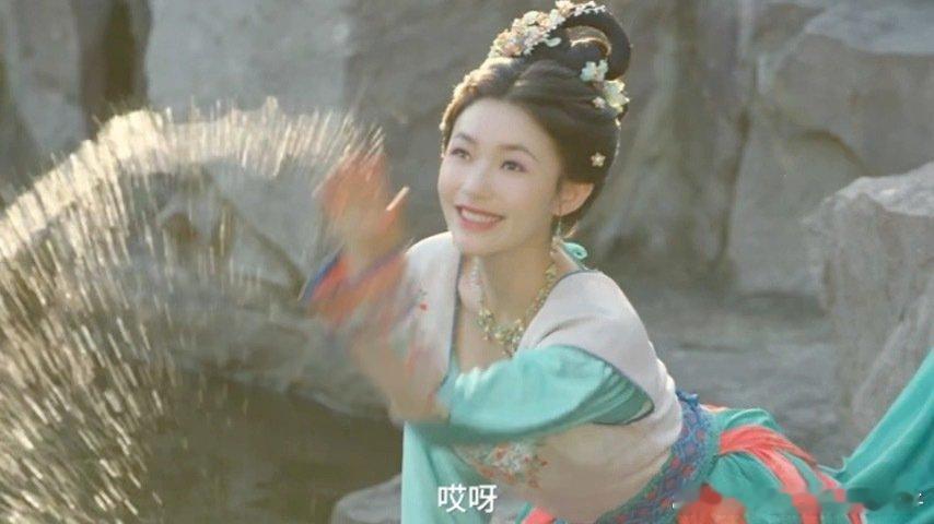 林允嫦娥头妆造  林允嫦娥头装造，浓妆淡抹总相宜，真的美啊～ 