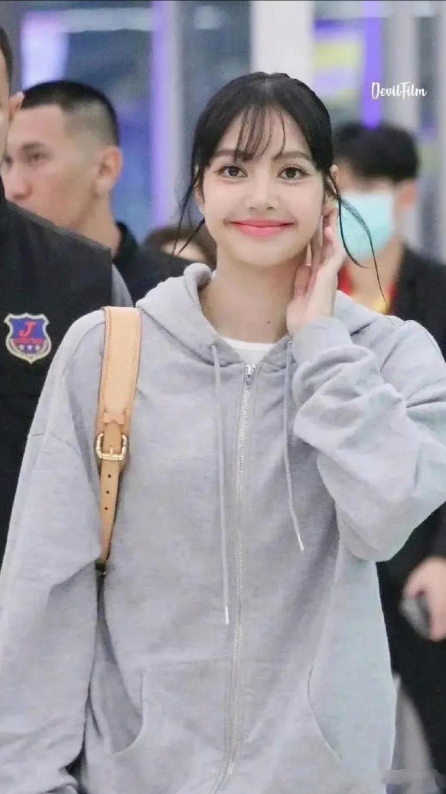 Lisa在没有美颜滤镜的情况下，外貌显得相对平凡，特别是她那宽大的微笑唇[汗]神