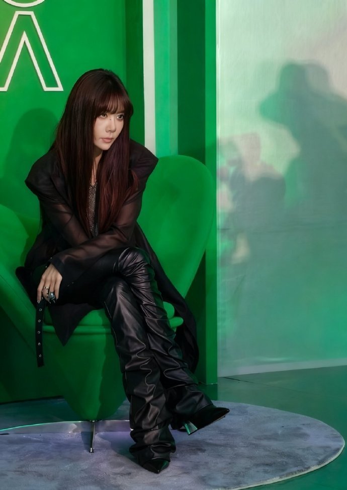 宋妍霏又换新风格了宋妍霏Y3K造型杀疯了 太酷飒了！ 