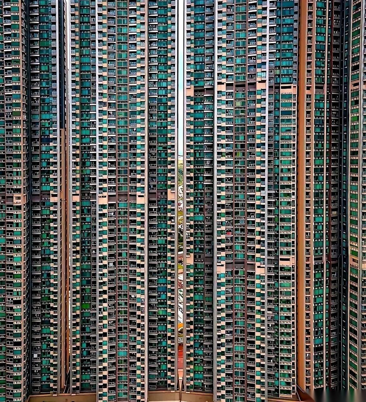 刷到那种香港三平米神仙改造的视频，我第一反应不是治愈，是后背发凉。
真住进去，火