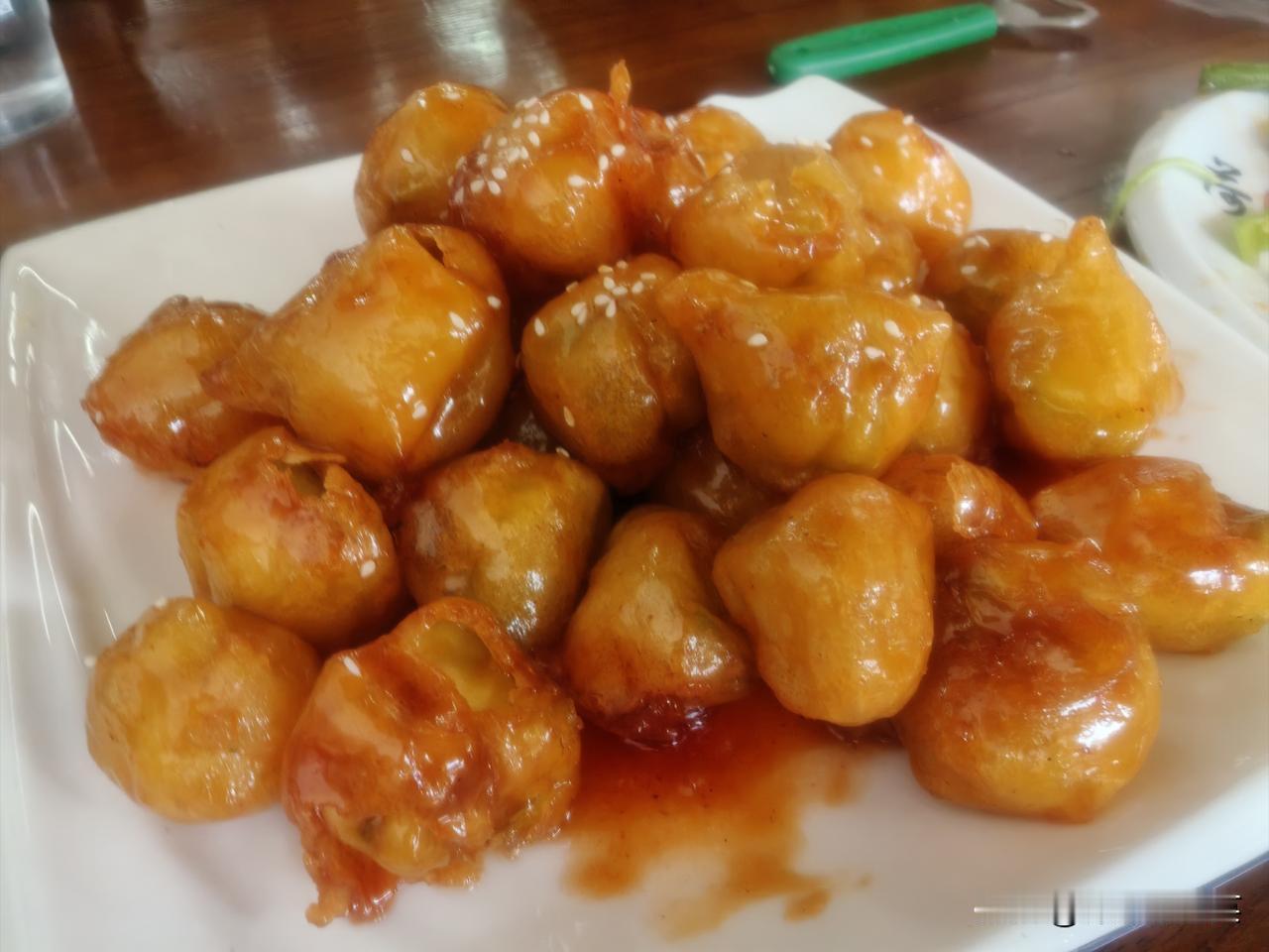 晒图笔记大赛在河南吃到一道菜，看上去圆鼓鼓的，像红烧鸡蛋或者红烧鸽子蛋。尝了一口