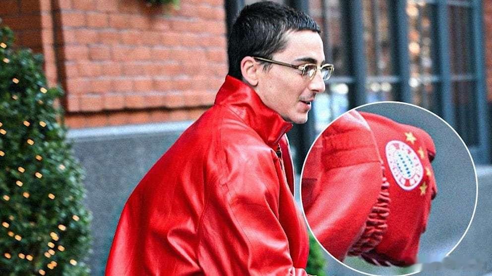 甜茶是个足球迷，最支持的是圣埃蒂安，但之前也去看过切尔西的比赛。这一次，甜茶被人