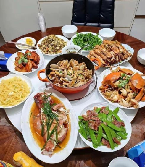 股市只要今天能够赚钱，我就痛痛快快把费消。刺激经济，古诗必须涨起来。涨一年不够，