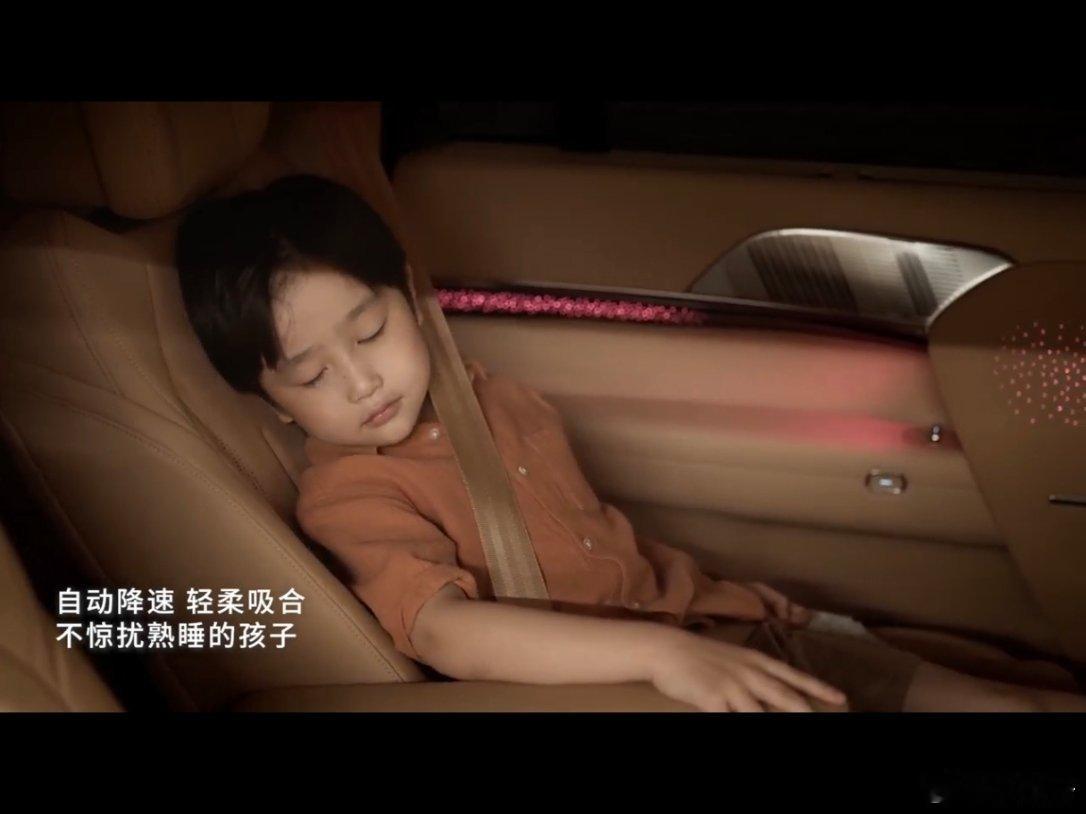 大v聊车 你还在为“开门杀”提心吊胆？小鹏GX这波直接把百万级智能电动门下放，四