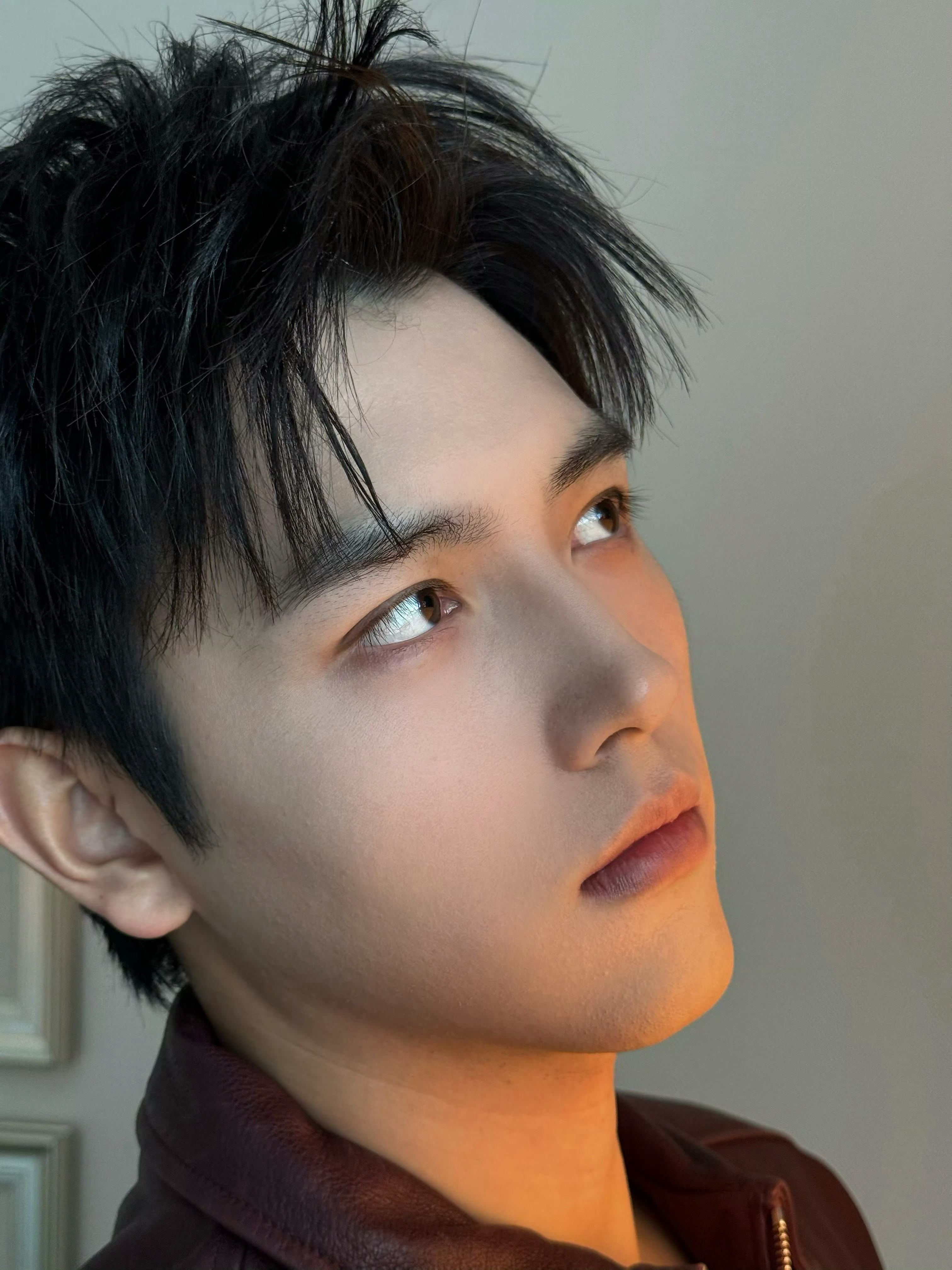 陈飞宇看见啥了线下活动陈飞宇频频回头震惊表情成功勾起大家好奇心，陈飞宇帅的还是太