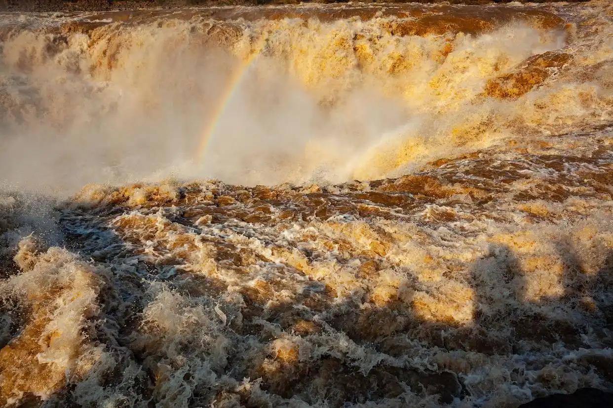 七律·颂黄河儿女
九曲涛声铸脊梁，
征帆万里踏沧浪。
壶口浪激催征鼓，
禹甸风高