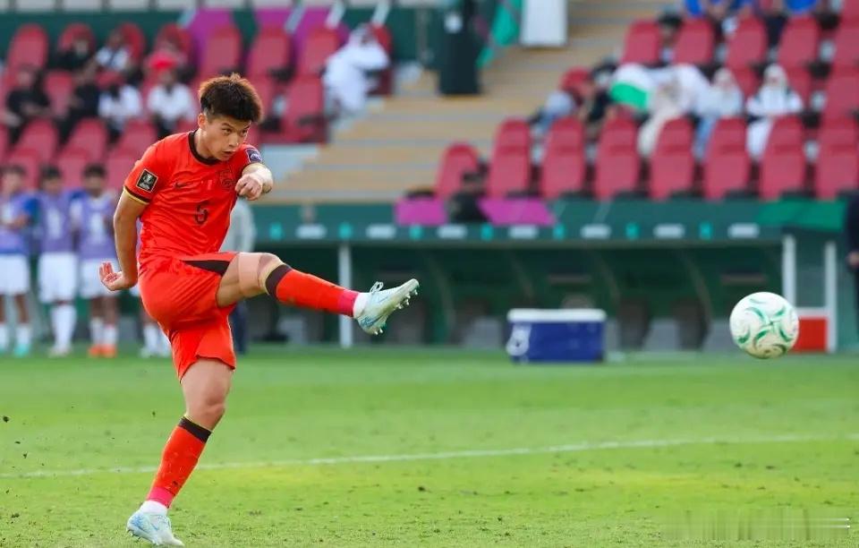 安东尼奥罕见大轮换！媒体人热议：首发田忌赛马，关键是防线稳定在2026年U23亚