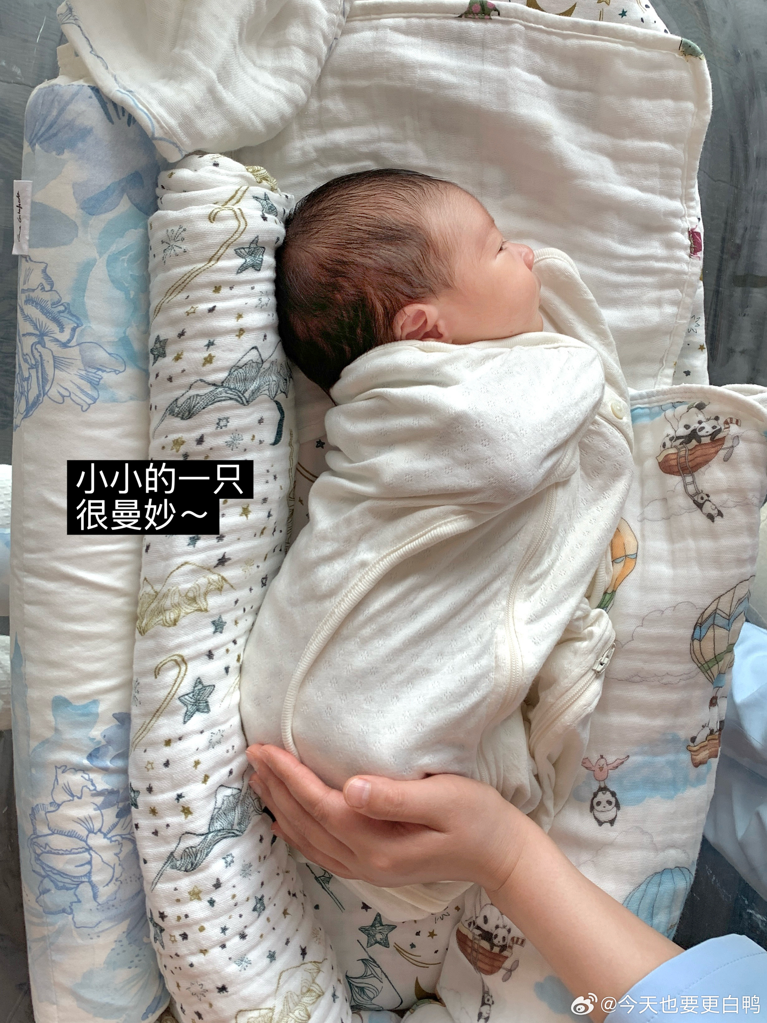 早呀！勤劳的我已经起来护肤&玩娃了哈哈最近醒得都好早！！生物钟自动进入带娃模式了