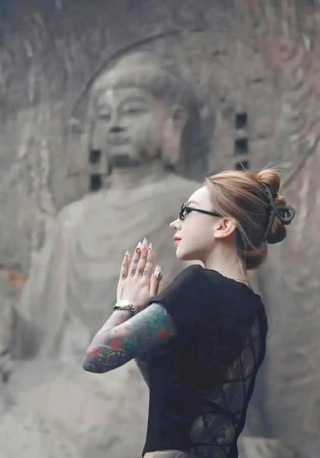 会有人穿成这样去拜佛吗？？感觉不太好 