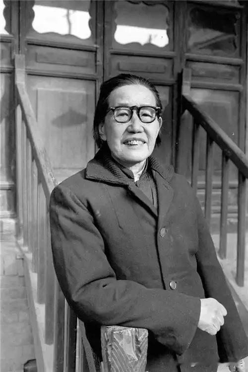 1937年，一位女红军在牧民家中诞下一子。当马家军搜捕时，她正给孩子喂奶，危急关