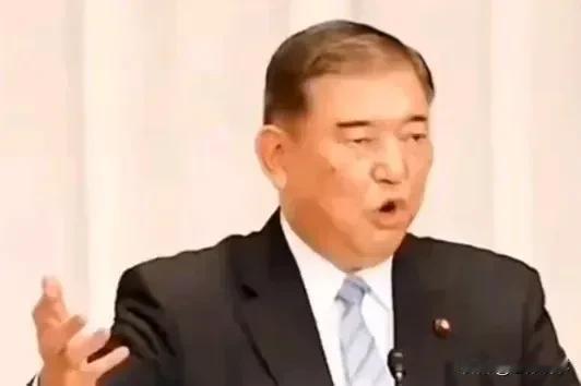 日本首相石破茂的举措，堪称大胆至极，他竟敢同时向中国与美国表达异议。在国际舞台上