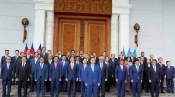 菲律宾倒向了美国，新加坡倒向了美国，柬埔寨倒向了美国，越南也在倒向美国的路上..