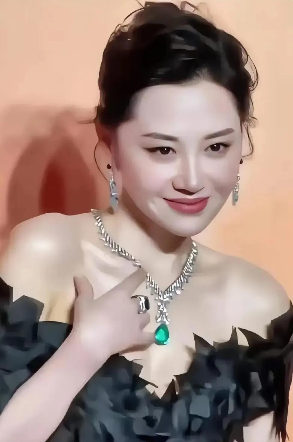 真不理解大美女许晴，美貌似玉，经济独立，情侣不是大佬就是富豪，可就是没嫁出去，更