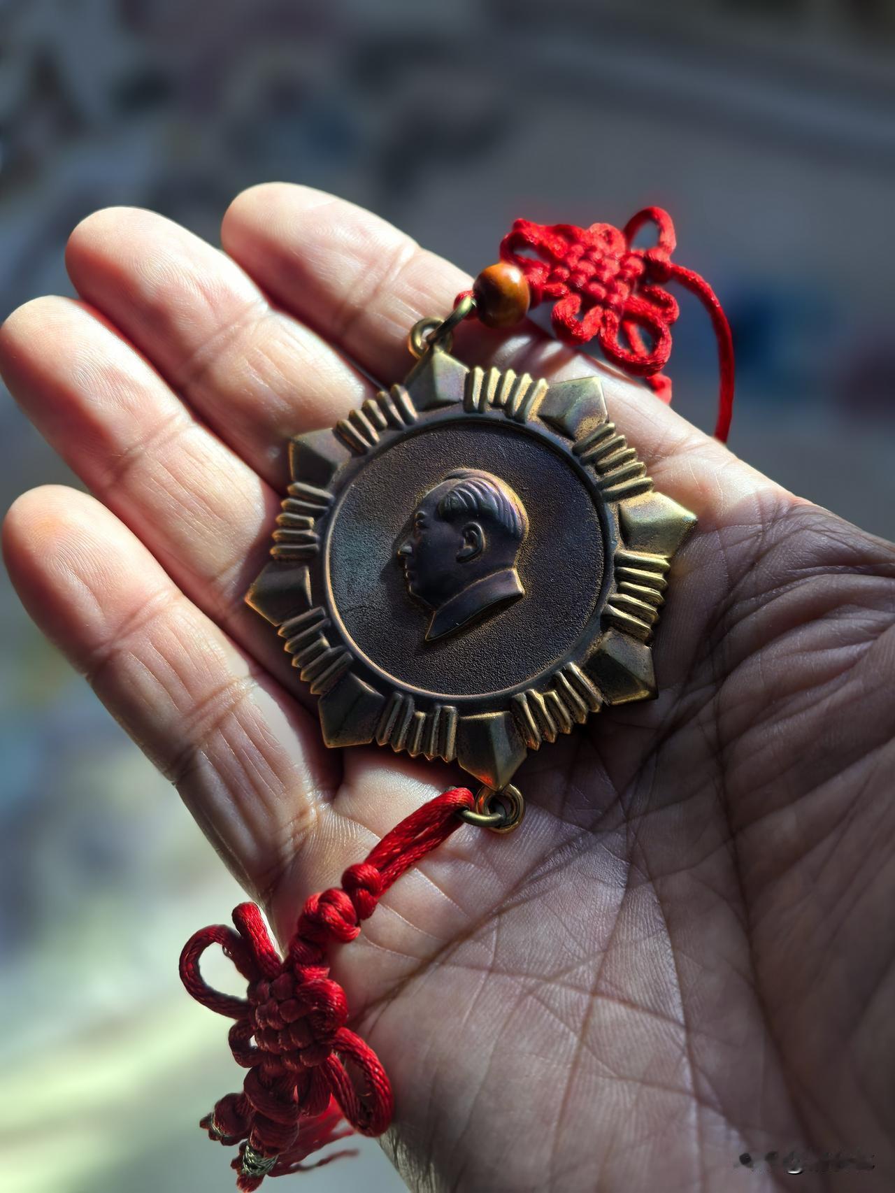 这是三十多年前，我到北京出差，参观天安门城楼后买的一枚纪念章。纯金属材质，一面是