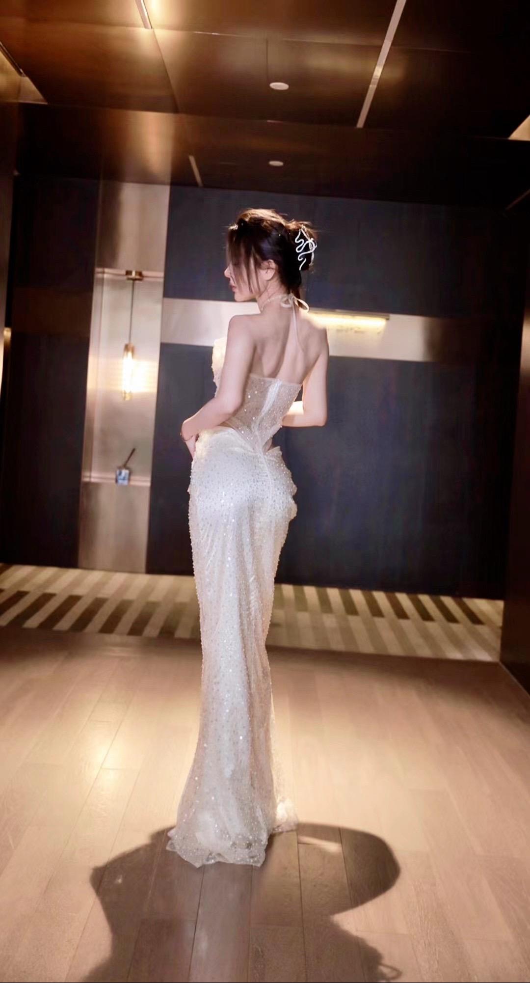 她留给你 是背影。