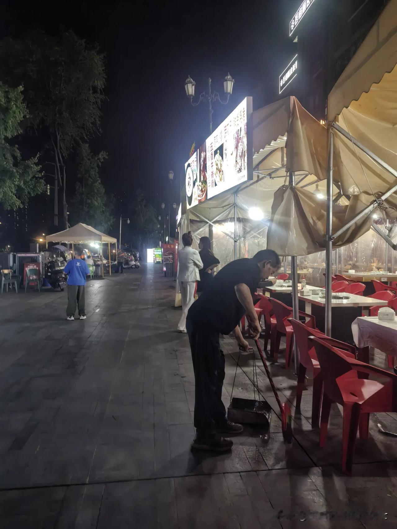 晚上路过小区外的商业广场，看到一片萧瑟的景像。大多数餐馆里，都只有零星几桌人在吃