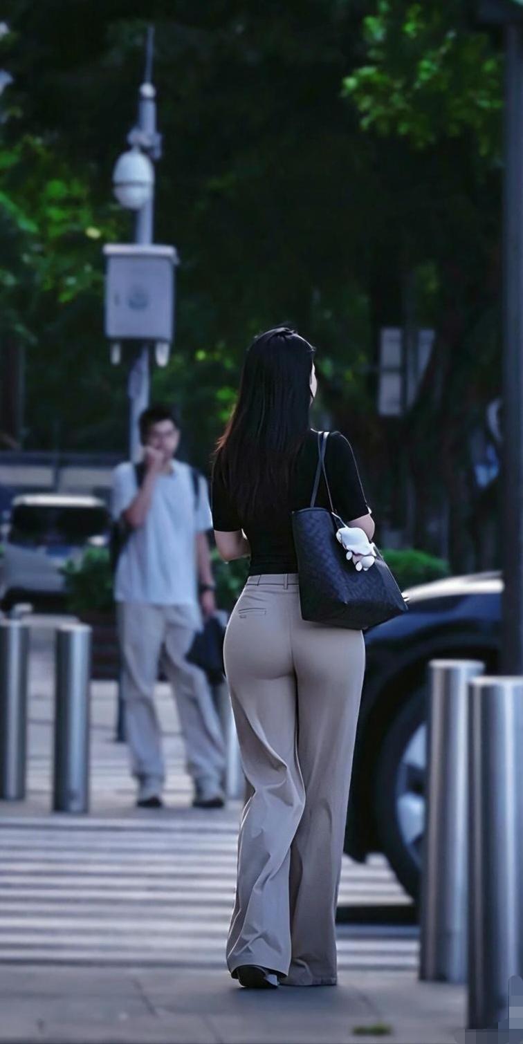 小阿姨迷人的背影也是无敌了，这回头率应该百分之九九了，多少男人的嘴梦想啊[爱慕]