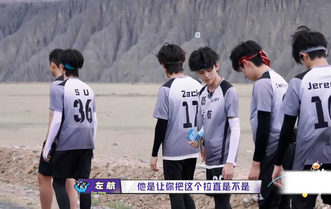 看得出来朱志鑫没强迫症了朱志鑫故意不把裤腿拉直导演：裤子卷起来啦快整理一下朱志鑫