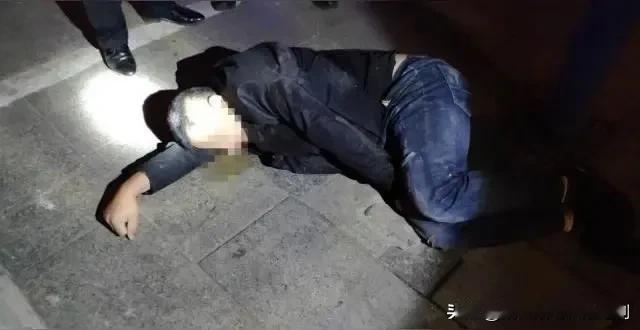 湖南娄底，男子参加朋友的生日宴，期间主动要求喝酒助兴。饭后又感觉玩的不痛快，又提