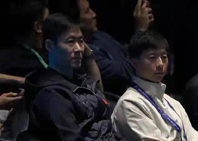 - 王楚钦每打关键战，马龙常坐场边/看台，眼神专注、不苟言笑、不玩手机、不闲聊。