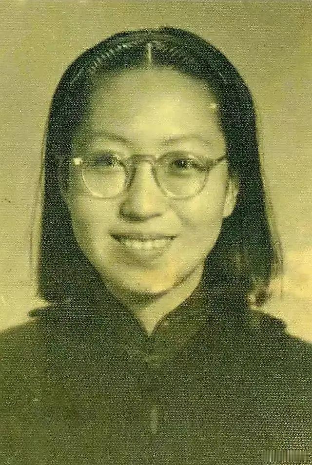 张爱玲港大入学照 ​​​