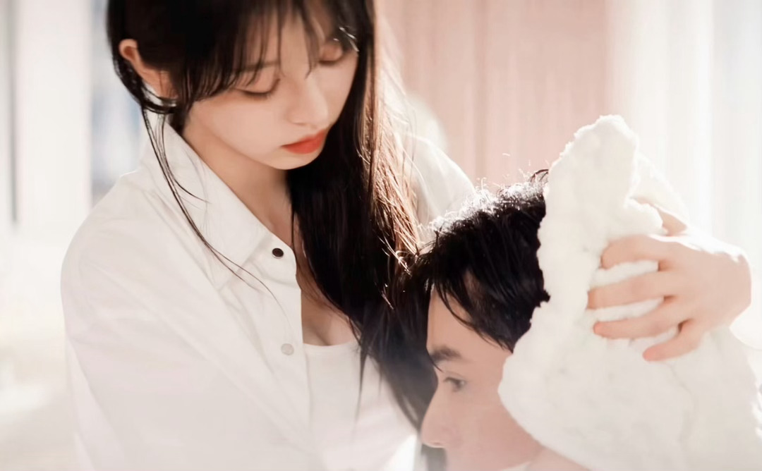 田曦薇给胡一天擦头发镜头田曦薇和胡一天这一帧我反复拉进度条 