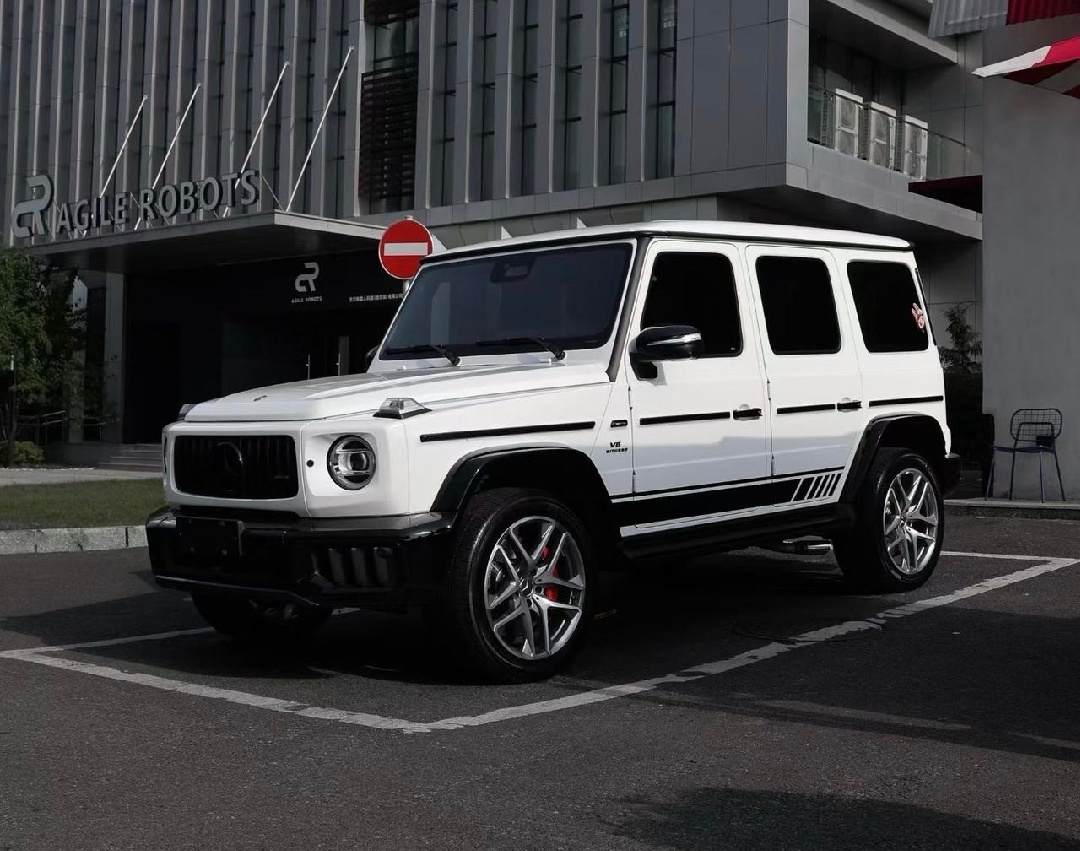 可惜了，居然还是奔驰大G。虽说车身上有写满了“渣男”，但去到洗车店很容易洗去啊，