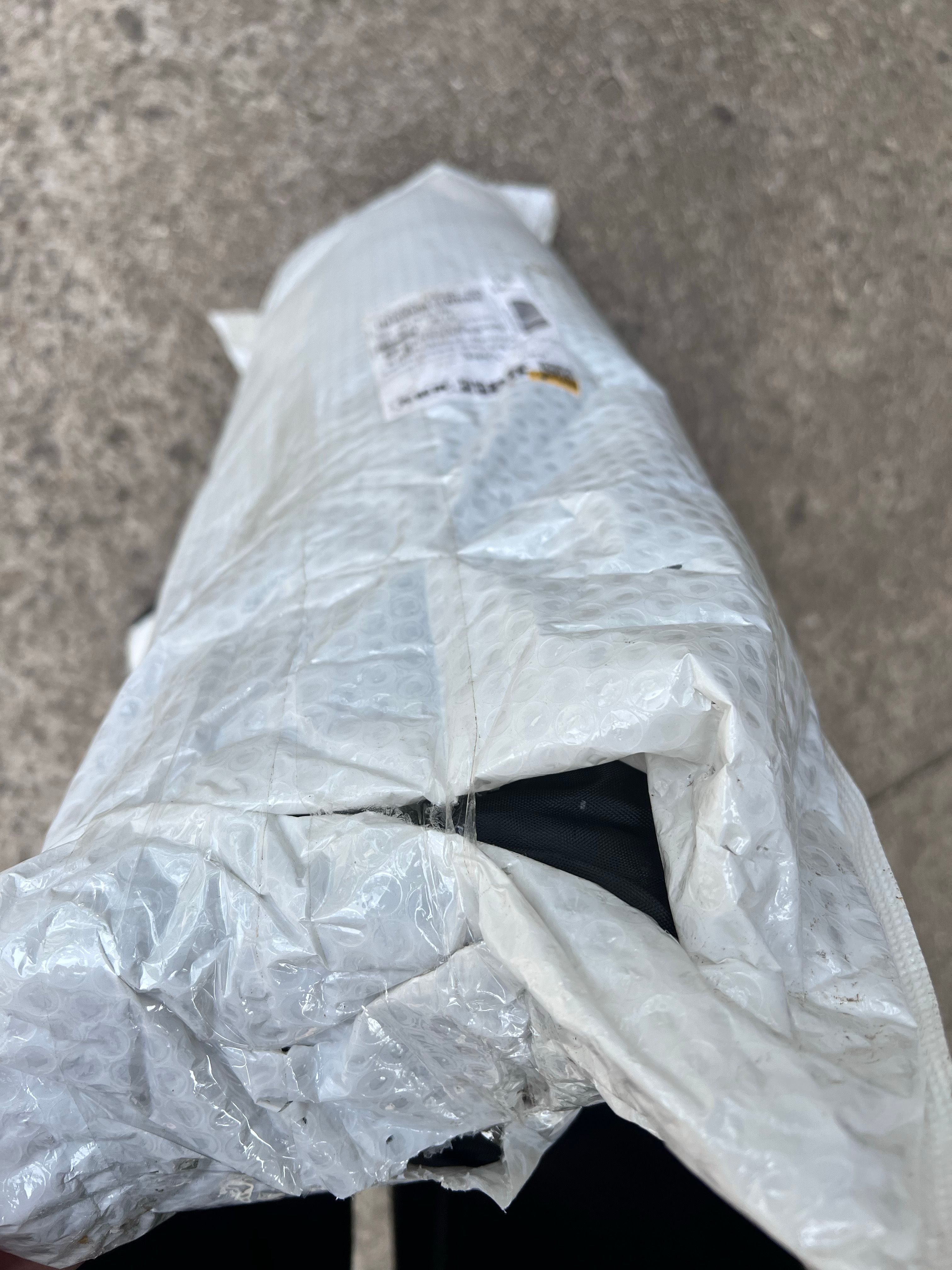 入了两个月亮椅，拿到快递我[怒][怒][怒]还好里面东西没什么问题～使劲坐了坐还