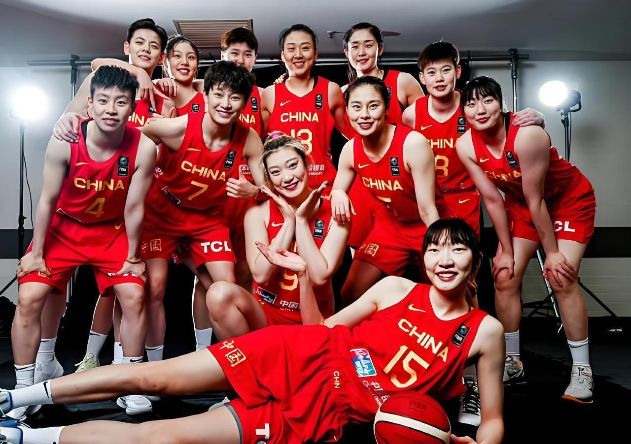 睡醒收到两个消息：61分惨败美国，三大主力全没上！中国女篮在悬崖边上，我却看到一