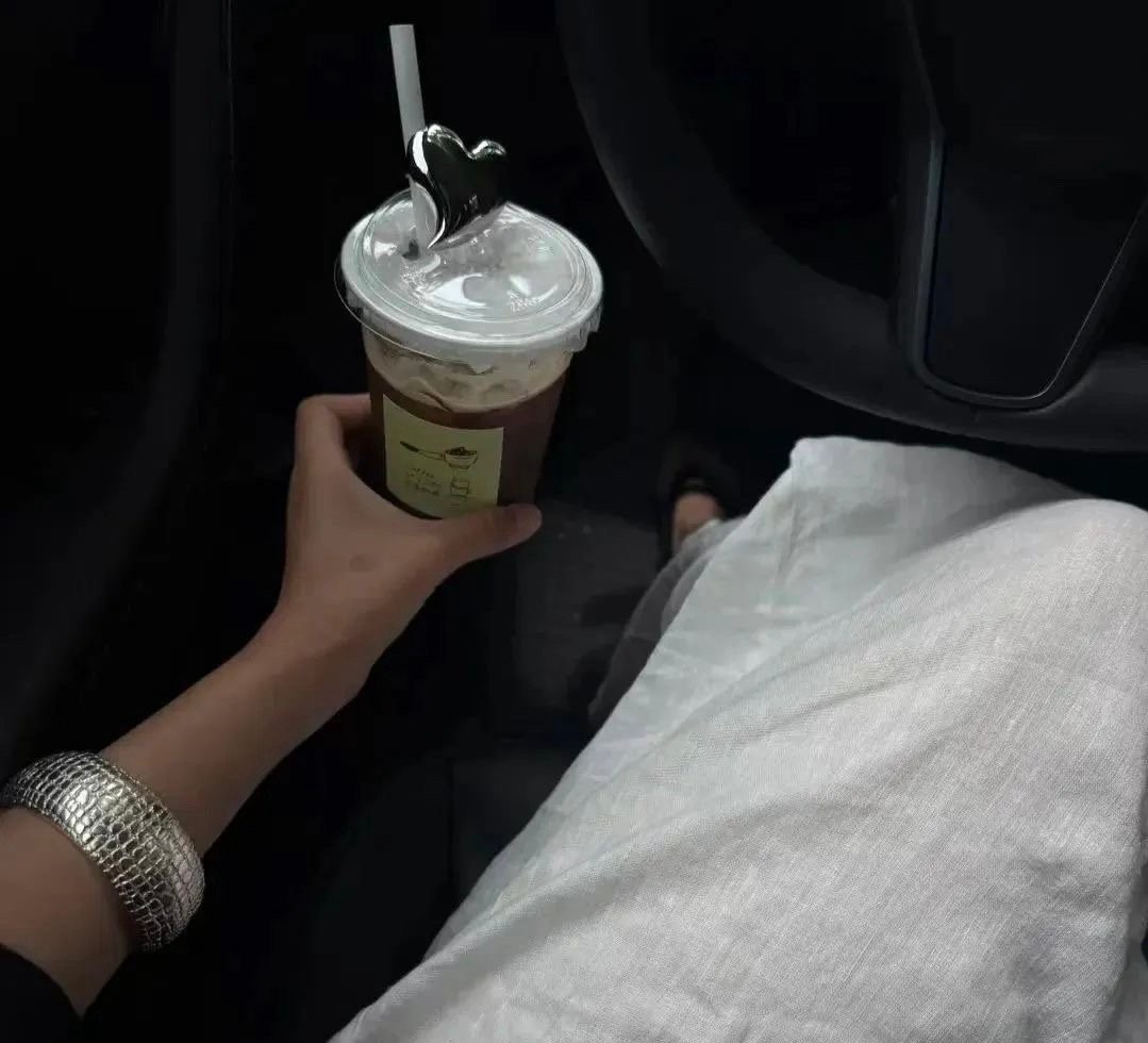 𝗘𝗻𝗷𝗼𝘆 𝗟𝗶𝗳𝗲☕️你给我糖的时候别人给我蛋糕，只是我没要