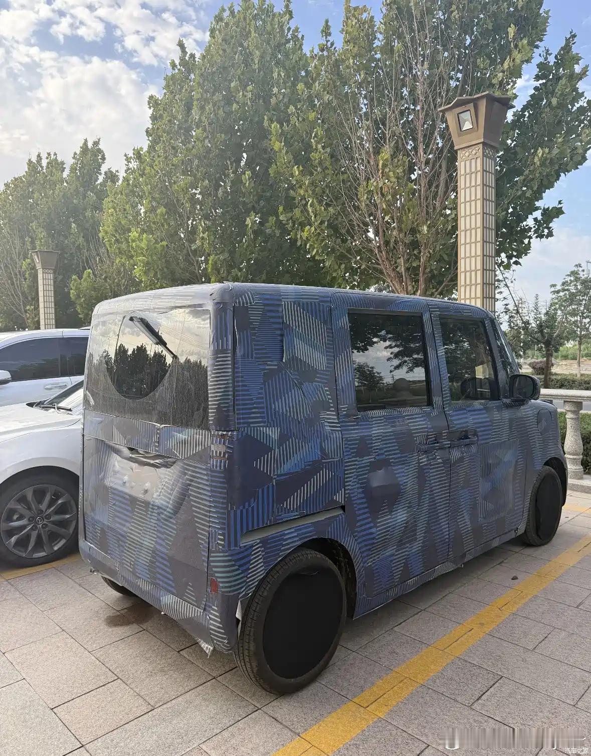比亚迪K-Car，二排配备侧滑门，这么小个门滑起来感觉有点可爱啊，盲猜是电动门吧
