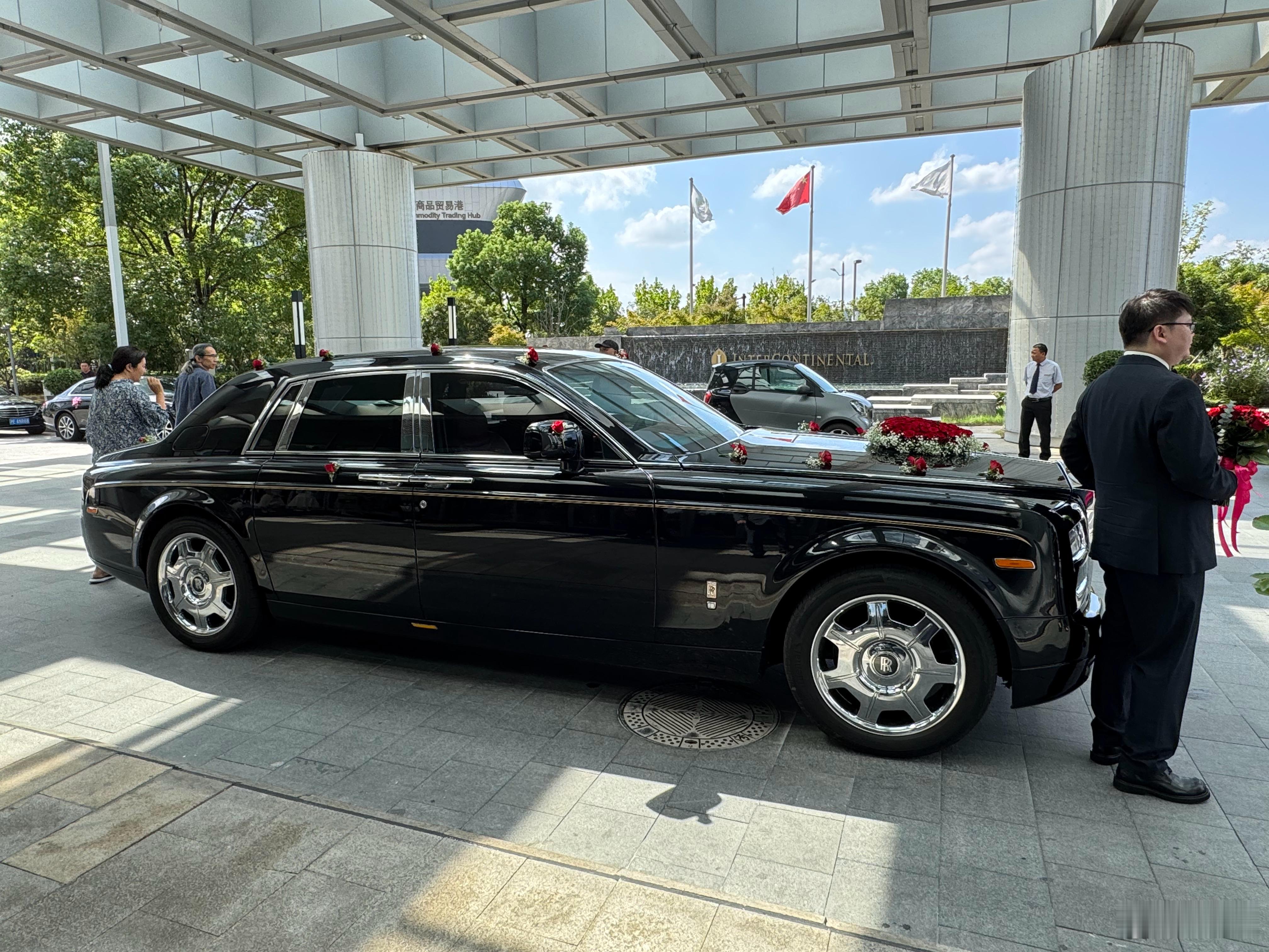 在酒店门口遇到的劳。任何事物有利有弊，现阶段纯电车很难做出来劳斯莱斯和宝马i7这