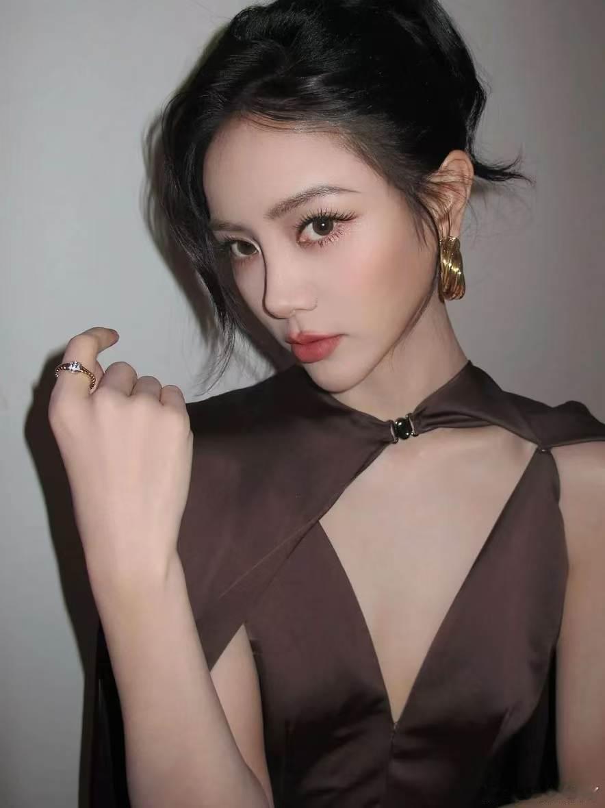 谢可寅天塌下来有谢可寅的腿顶着谢可寅舞台颜值身材双在线，黄金腿型比例出众，跳舞舒