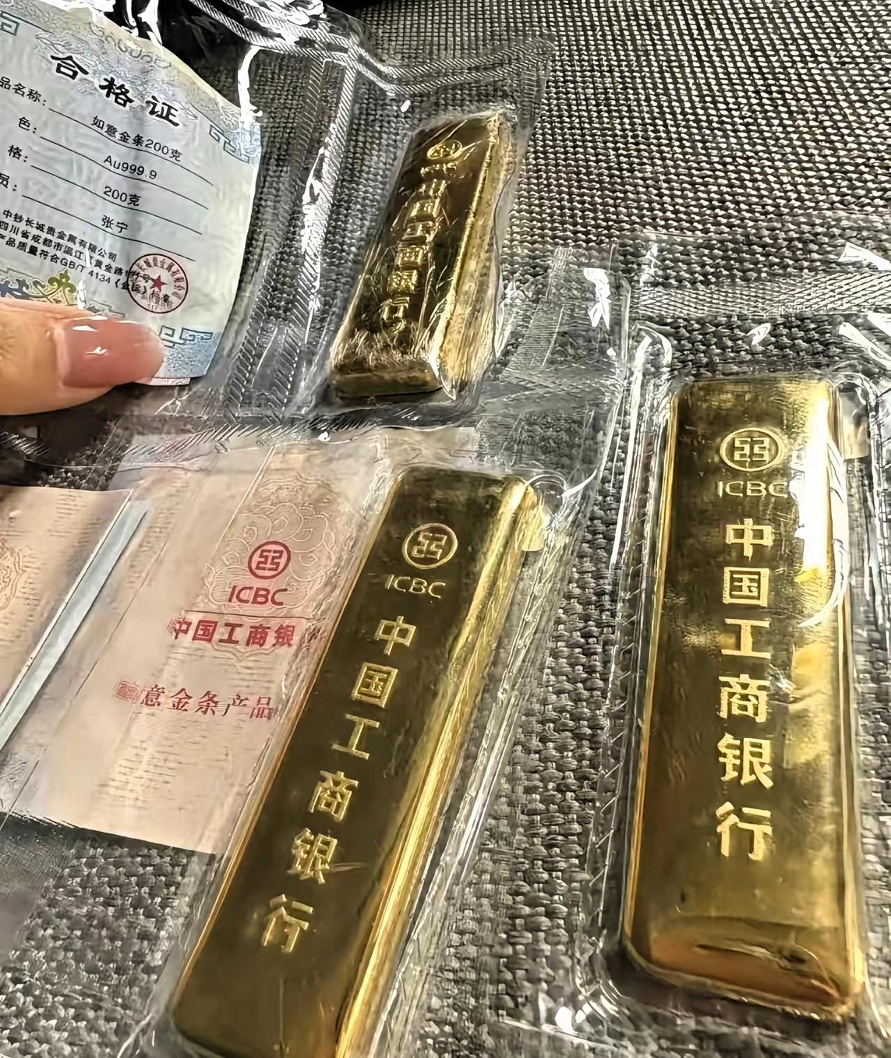 昨天刚买黄金的人，
今天估计的吃降压药了。
6月26日金价骤降，从887跌到87