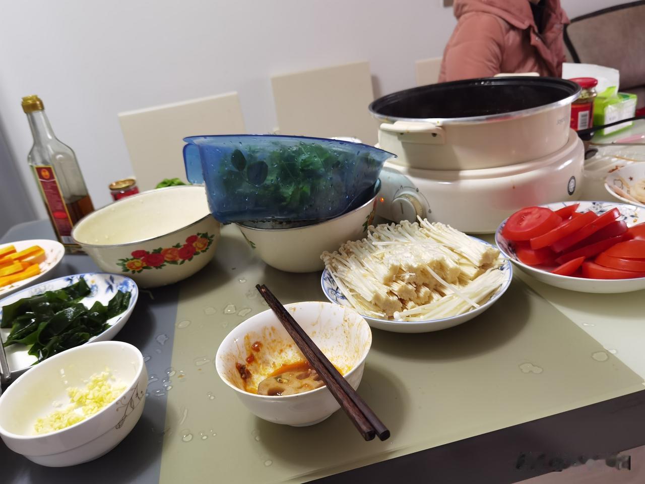 红红火火过元旦，欢欢喜喜迎新年，今天中午吃番茄火锅，食材有：雪花牛肉120元，金