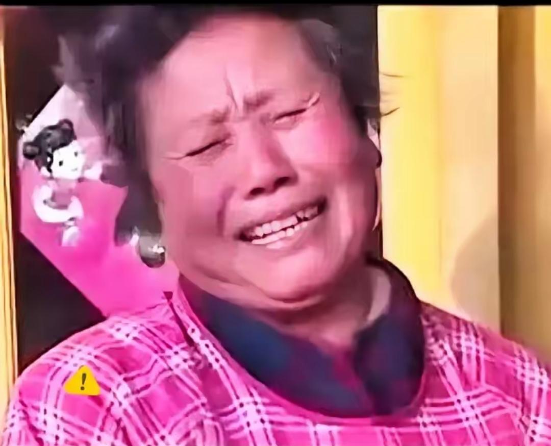 母亲联合4个女儿毒打大儿媳，父亲不但不劝阻，反而拿出一把杀猪刀站在一旁叫嚣：“打