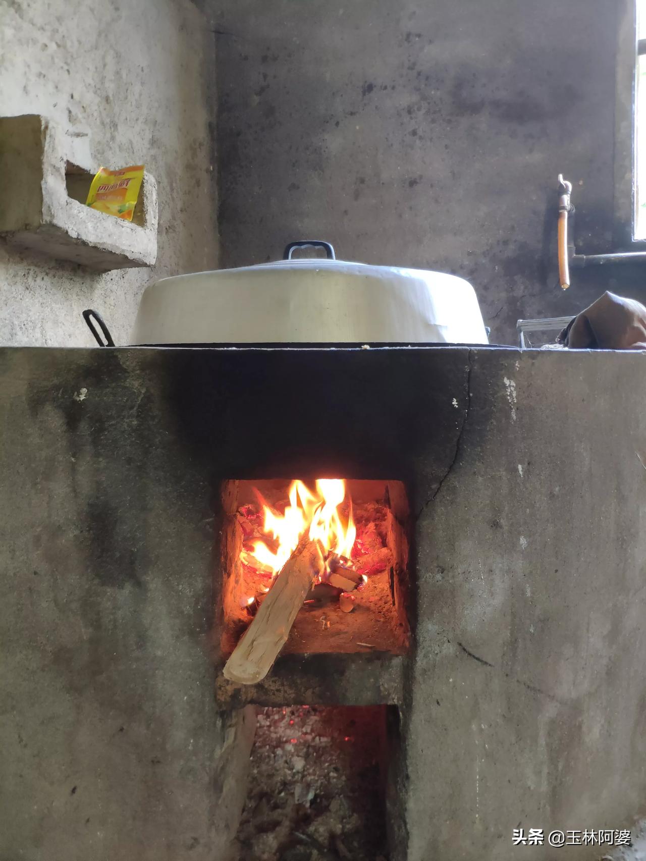 #立秋# 立秋这一天和阿婆做的这个“糍粑”，（普通话叫啥了？[捂脸]），客家话叫