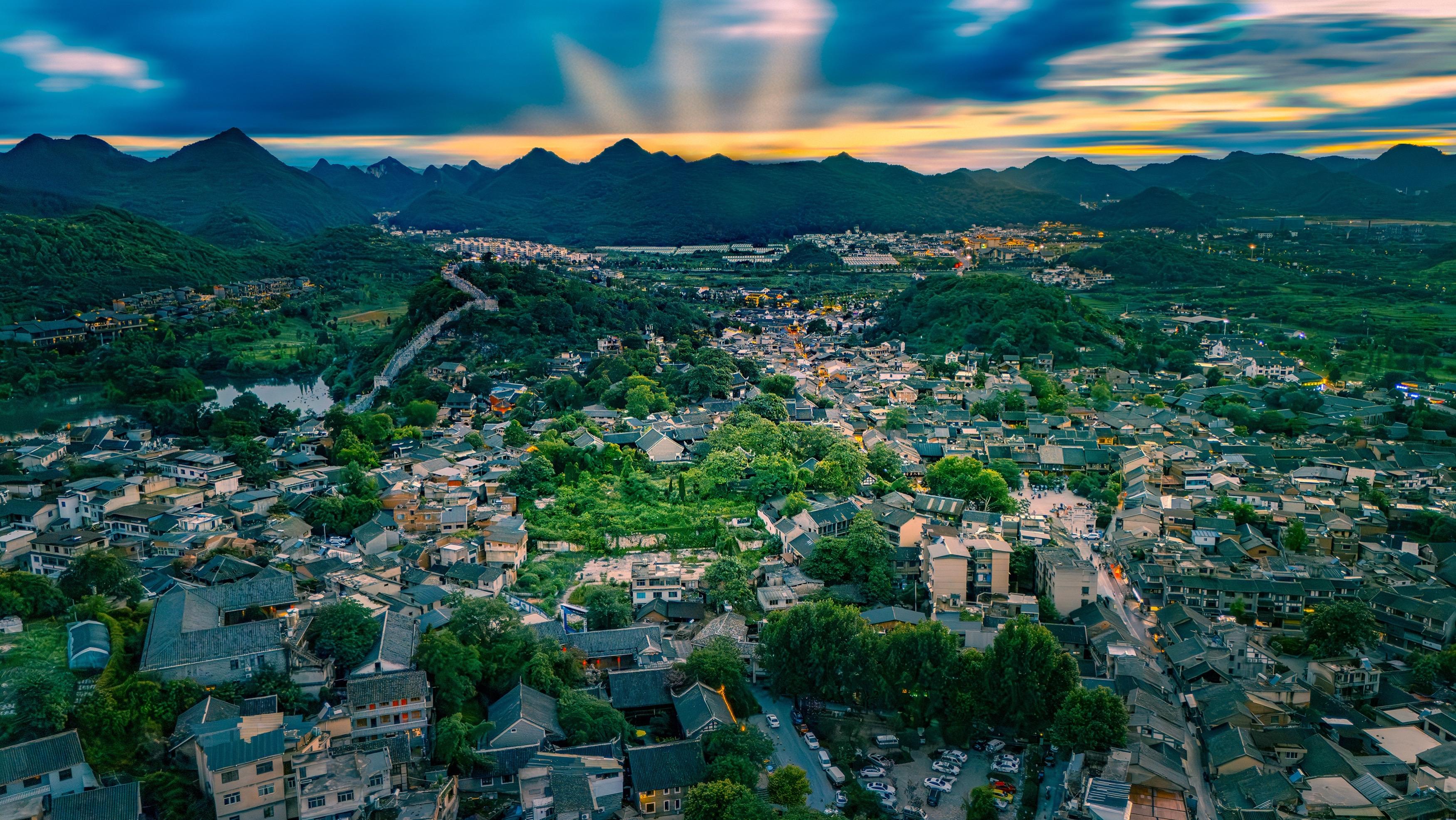 青岩古镇 | 落日远山，风揉六百年时光成烟火诗笺